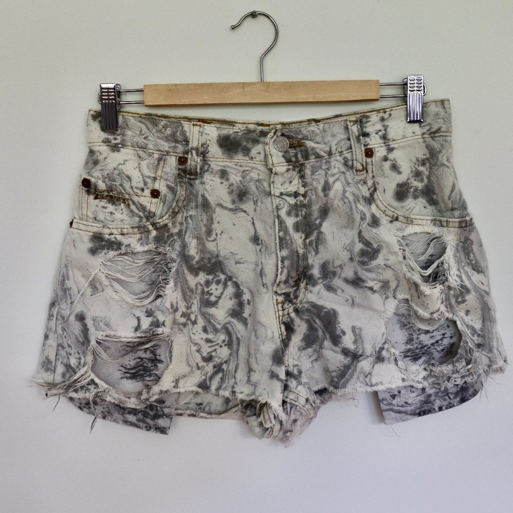VINTAGE LEVI'S acid-wash high waisted denim shorts